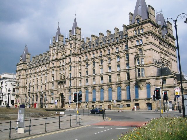 theoldgreatnorthwesternhotelnowhallsofresidenceforliverpooluniversity.jpg