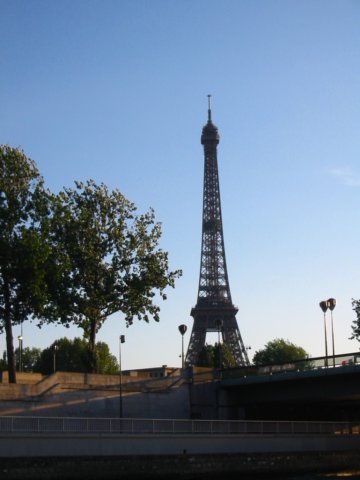 approachingtheeiffeltower.jpg