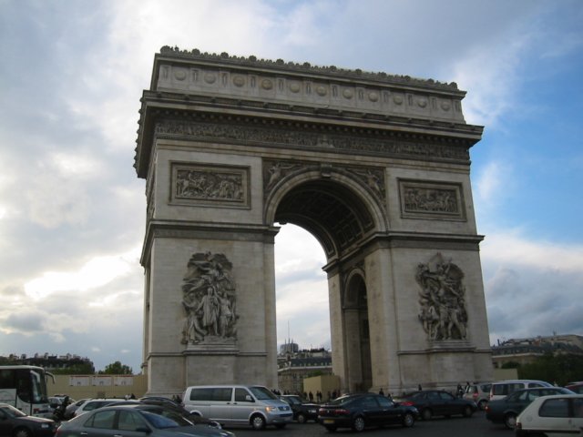 trafficsurroundsthearcdetriomphe.jpg